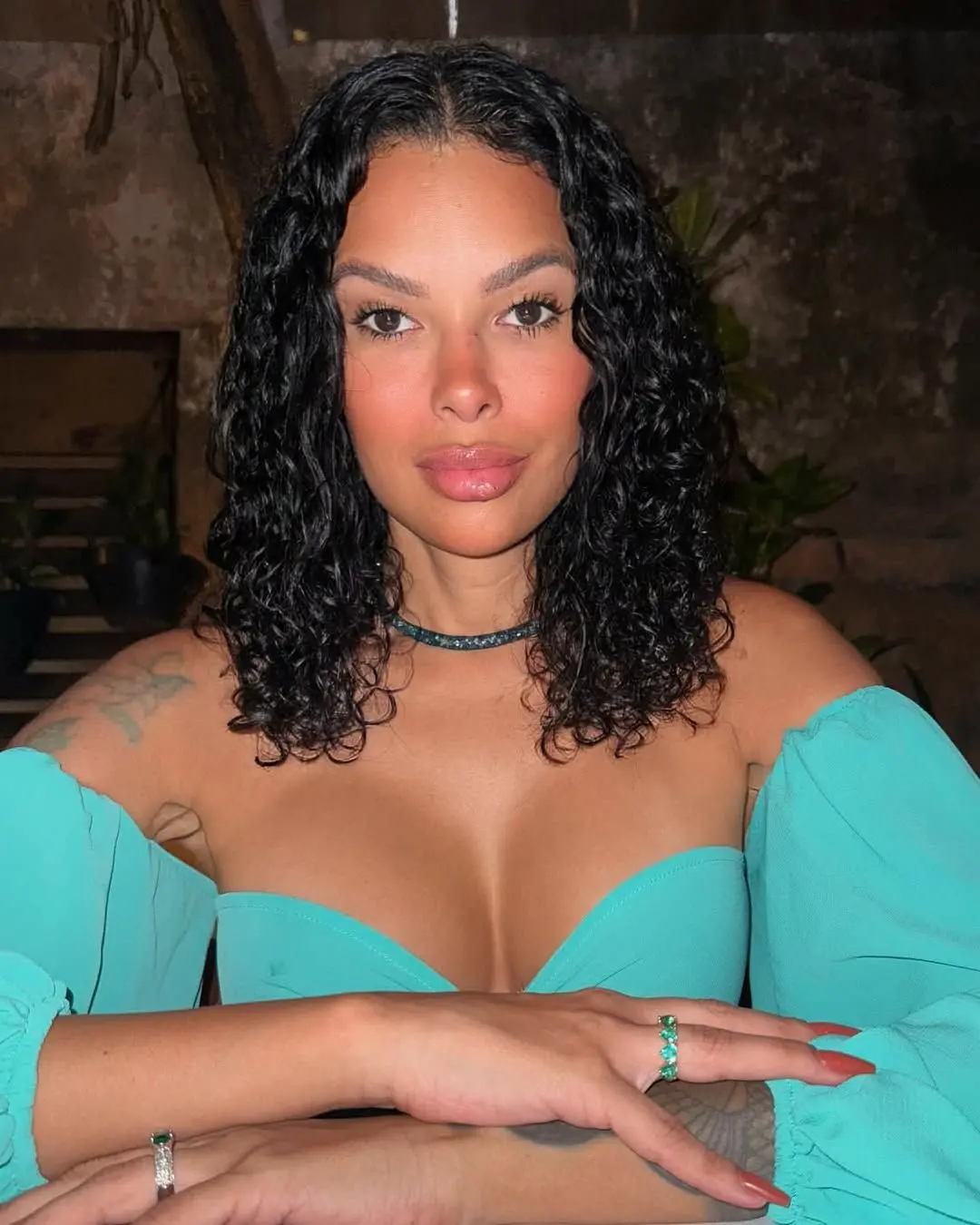 Imagem da notícia Ex-BBB Ariadna diz se arrepender de defender Anitta após ser condenada a pagar Ratinho