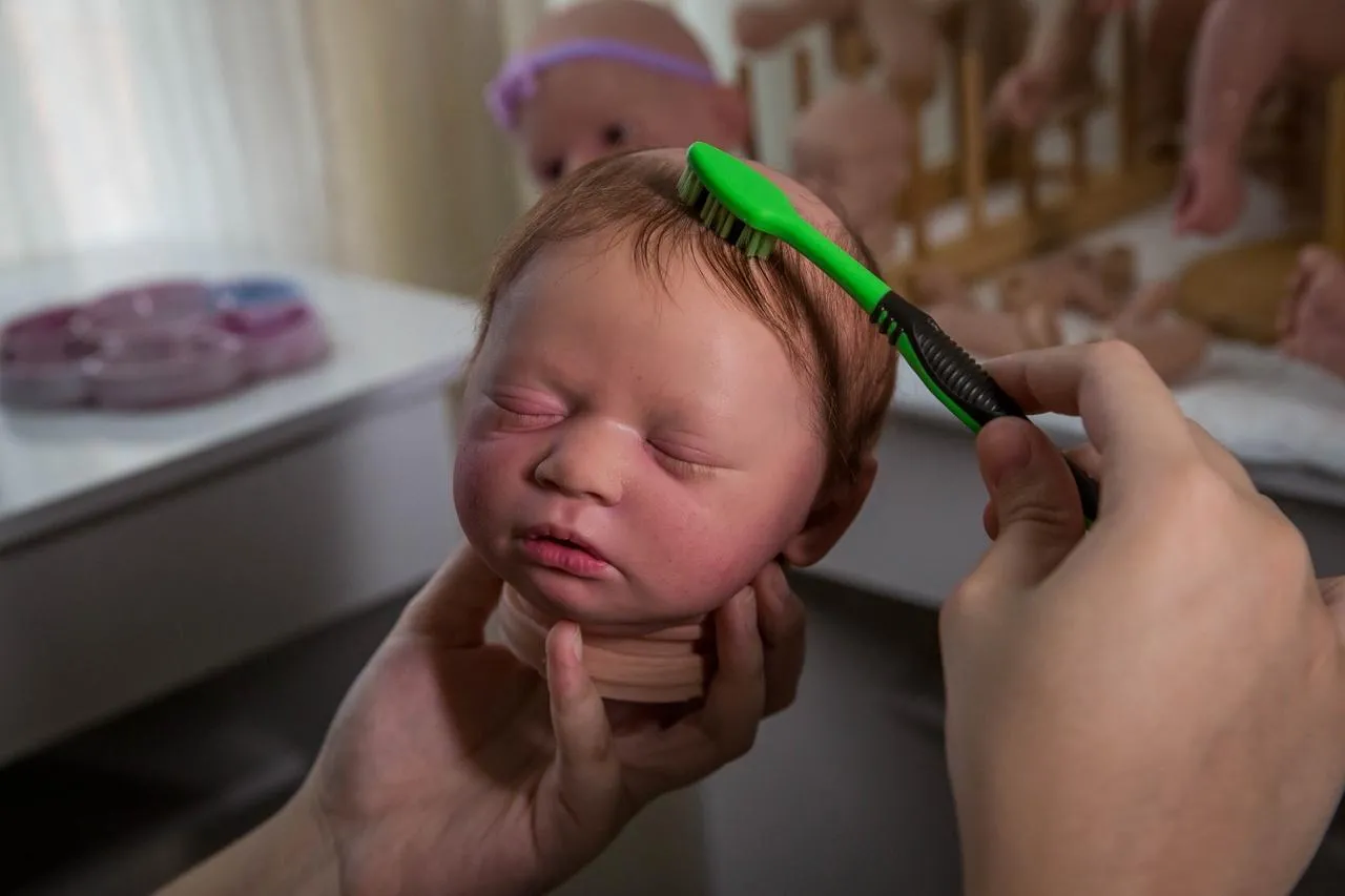 Implante de cabelo fio a fio e pintura de texturas e manchinhas fazem parte do processo