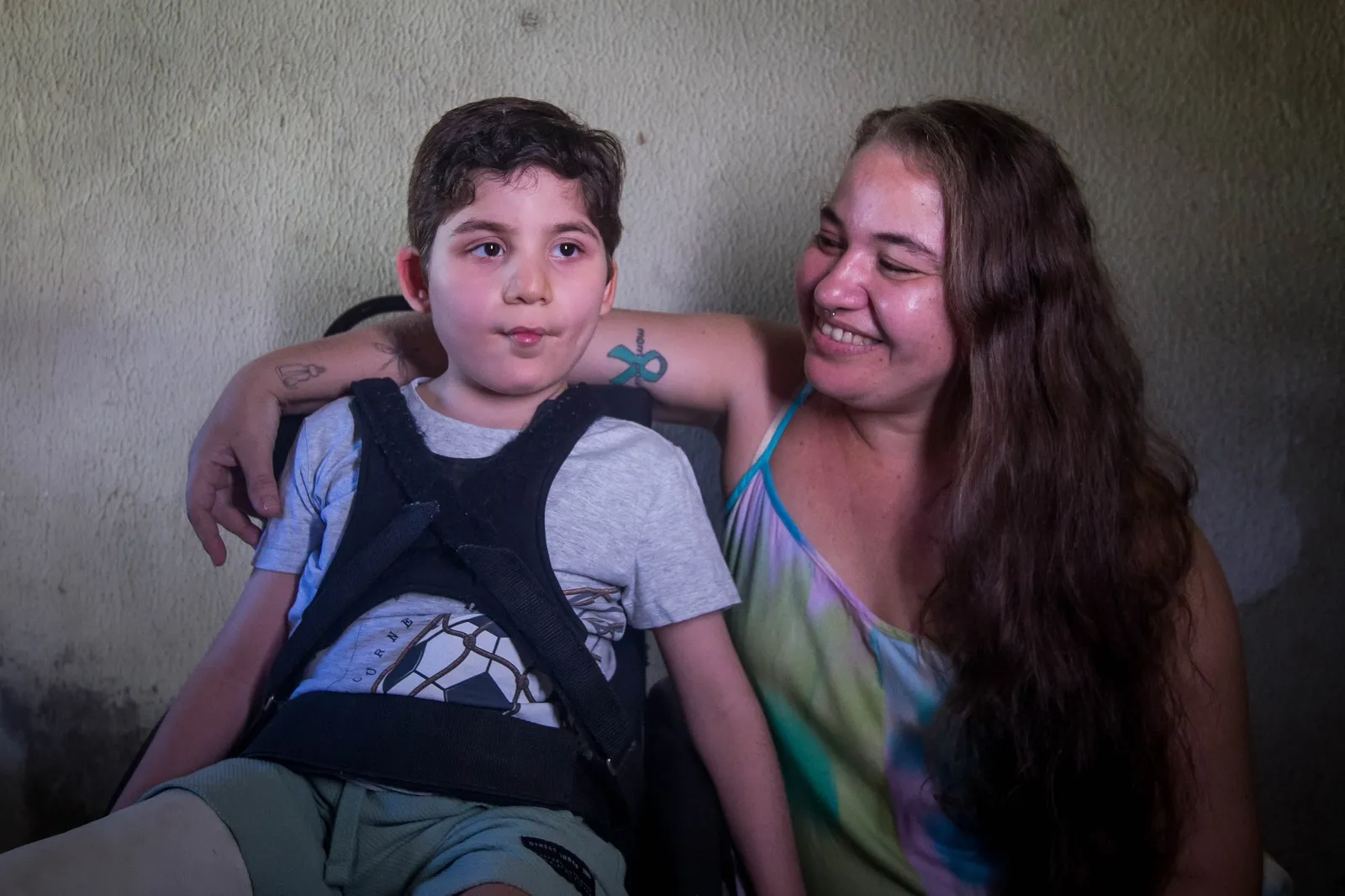 Allan, autista, e Robervania, que tem fibromialgia, usam óleo de cannabis medicinal para tratamento dos sintomas