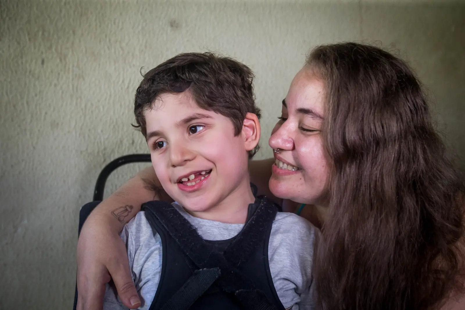 Imagem da notícia: Mãe planta cannabis para tratar filho autista no CE e vira ativista do uso medicinal; ‘é outra vida’