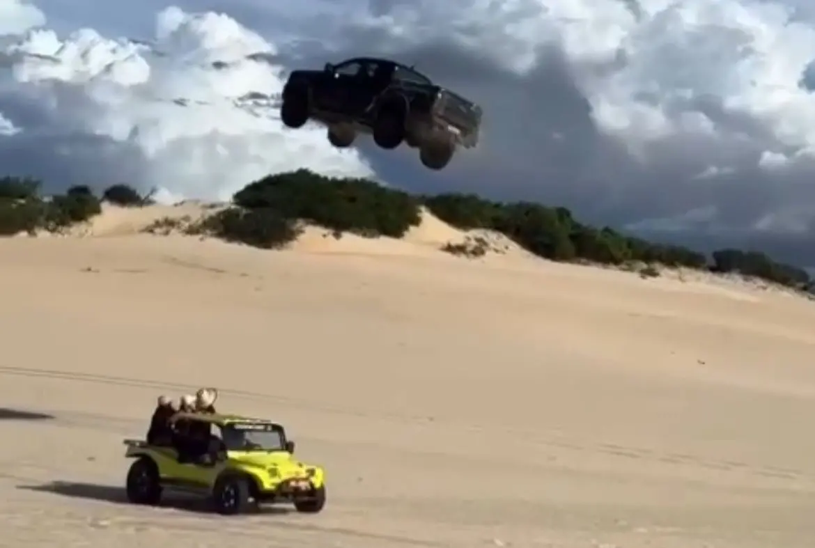 Imagem da notícia: Motorista 'voa' com carro em duna de Canoa Quebrada e destrói veículo; veja vídeo