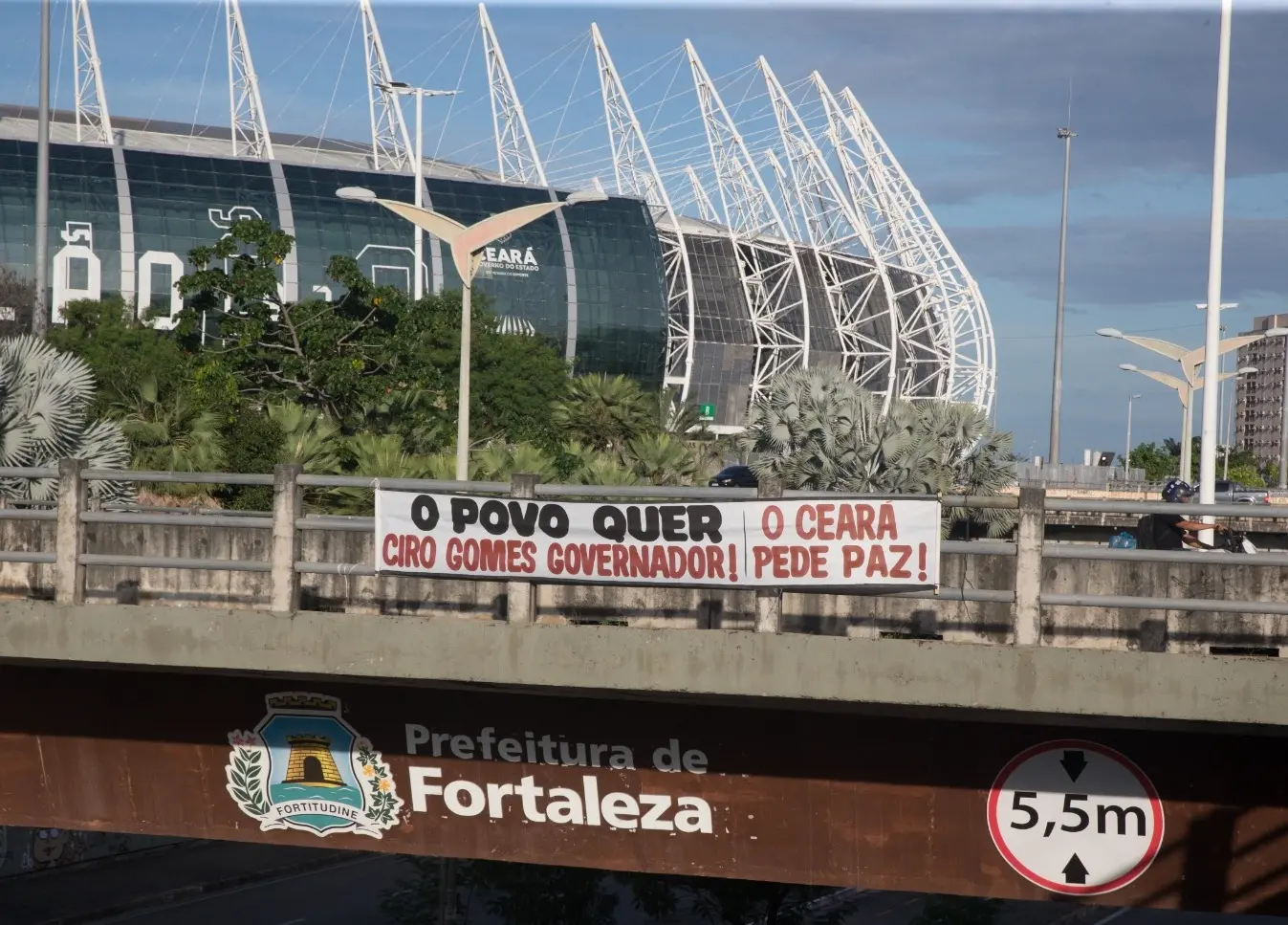 Imagem da notícia: Faixa no viaduto do Castelão defende candidatura do ex-ministro Ciro Gomes a governador em 2026