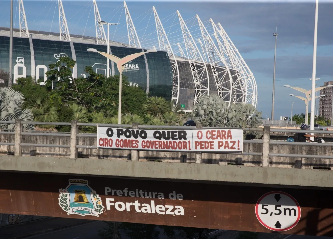 Faixa foi colocada em viaduto próximo à Arena Castelão