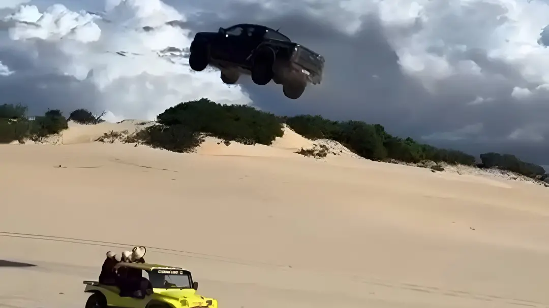 Imagem da notícia: Motorista 'voa' com carro em duna de Canoa Quebrada e destrói veículo; veja vídeo