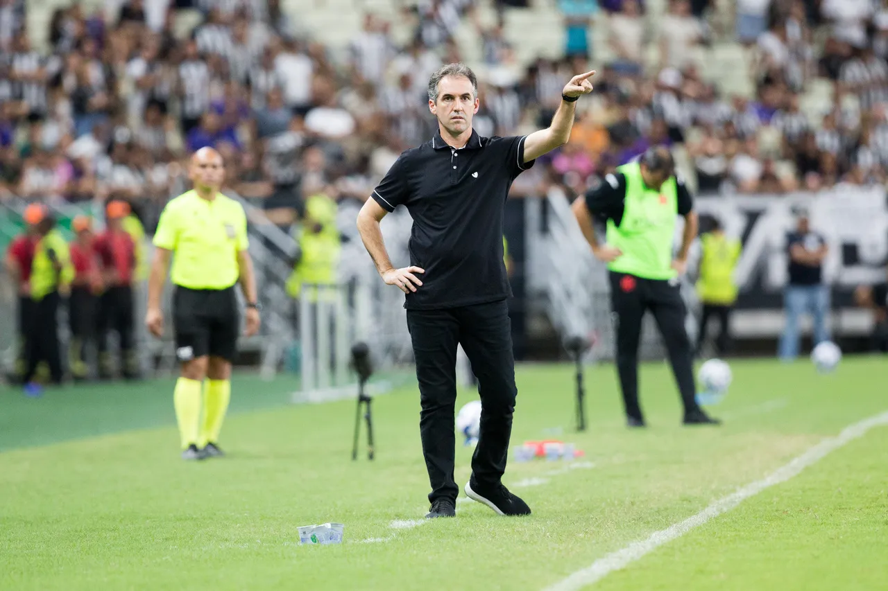 Léo Condé terá o retorno de Fernando Sobral contra o Palmeiras, mas o desfalque de Pedro Raul