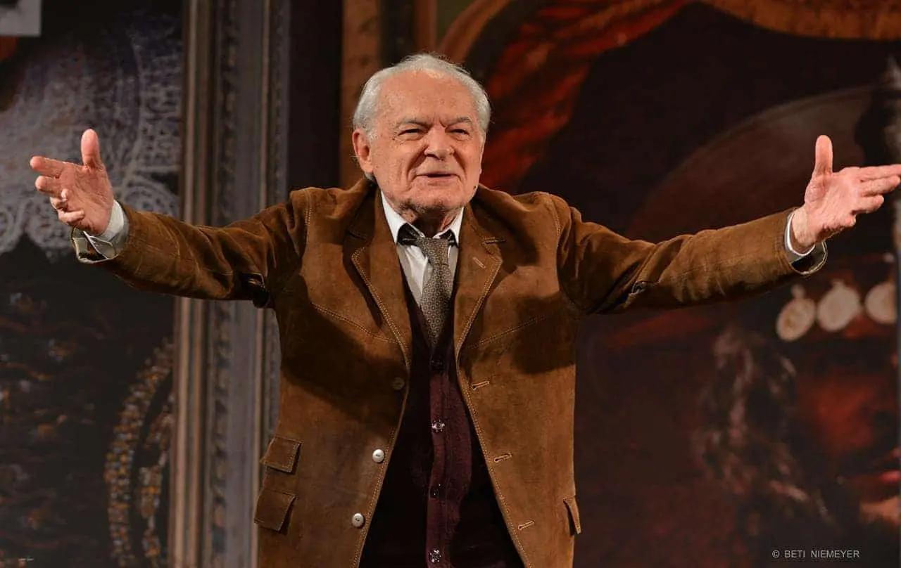 Na imagem, o ator Othon Bastos no espetáculo 
