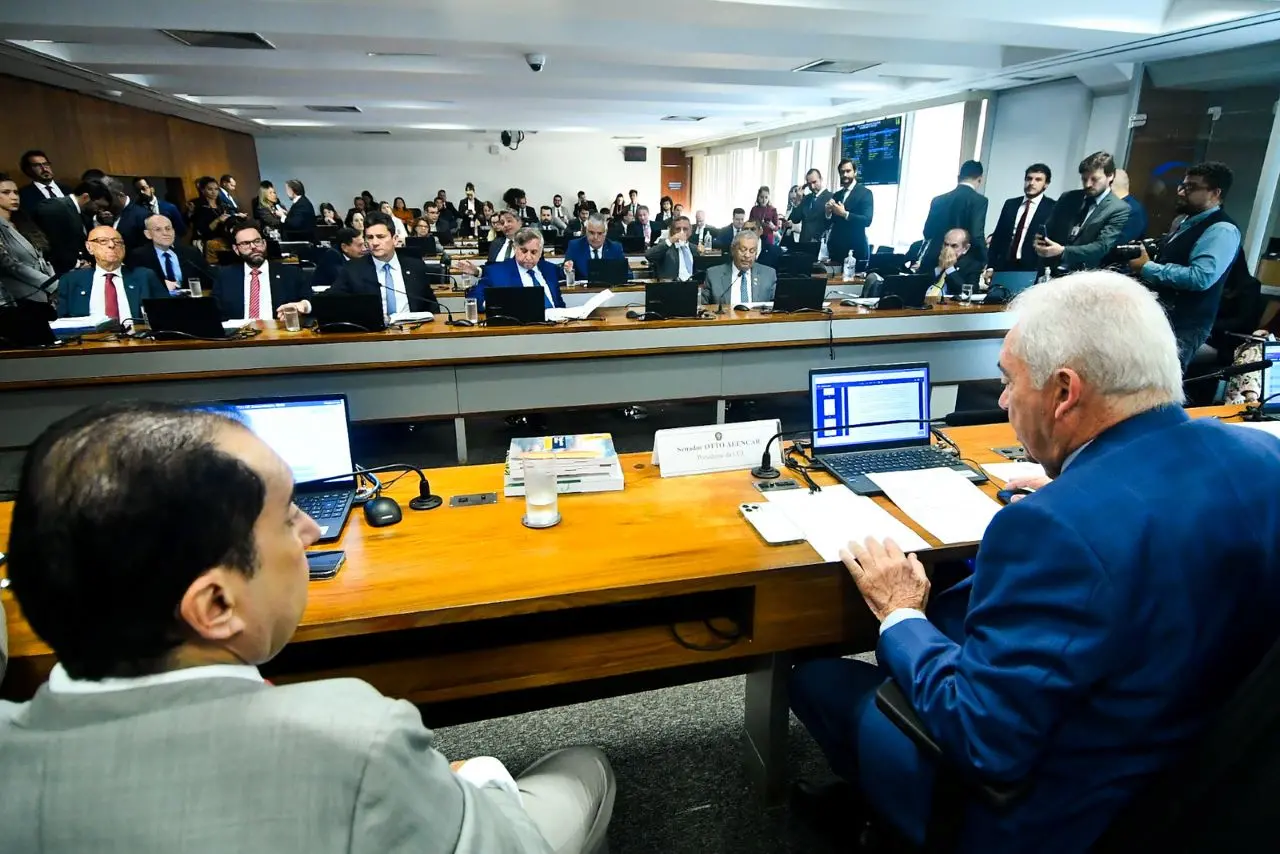 Imagem da notícia: CCJ do Senado aprova fim da reeleição e propõe mandato de cinco anos; entenda