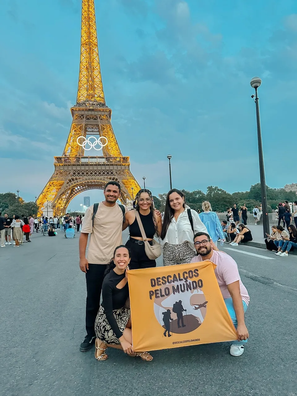 Gilcivania Pinheiro e outros turistas em Paris; agência é especialista em turismo religioso, mas também faz roteiros exclusivos
