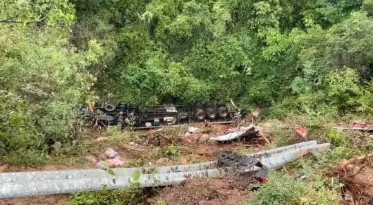 Imagem da notícia: Carreta com café tomba no interior do Ceará e tem carga saqueada; veja vídeo