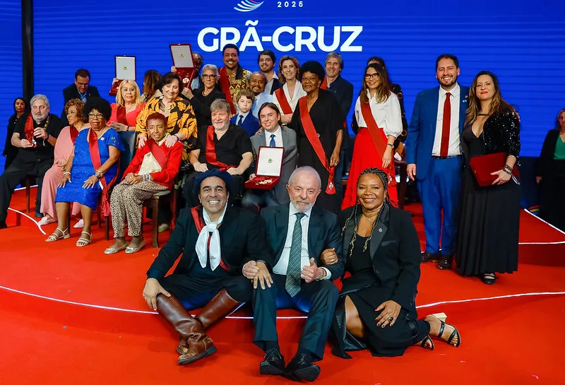 Artistas agraciados pela Ordem do Mérito Cultural com presidente Lula e ministra Margareth Menezes
