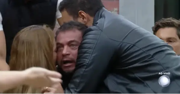 Imagem da notícia Power Couple: Dhomini se exalta durante dinâmica, passa mal, é contido e recebe atendimento médico