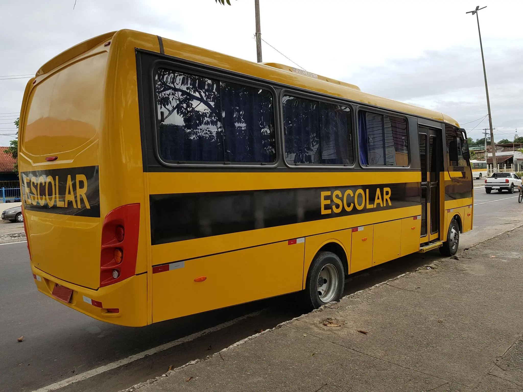 Imagem da notícia: Estudantes de Horizonte relatam ter sido barrados e deixados na estrada por ônibus universitários 