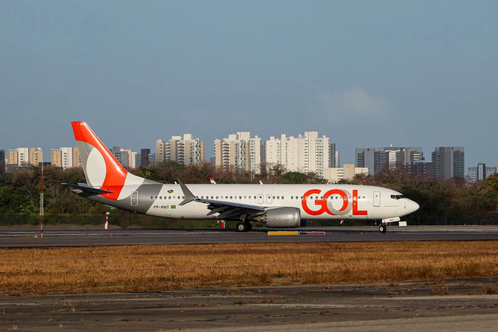 avião boeing 737 max da gol em operação no aeroporto de fortaleza