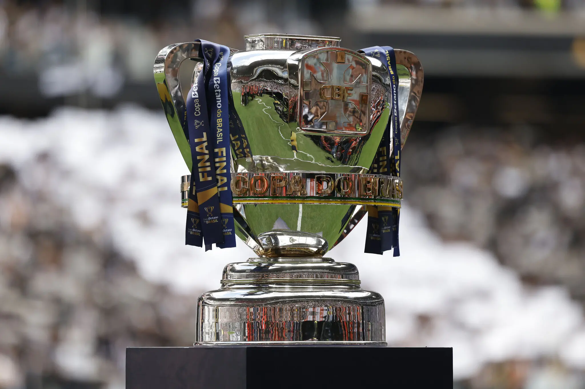 Foto da taça da Copa do Brasil, que em 2025 agora tem apenas 16 times vivos na disputa, após definição das oitavas de final