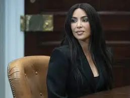 Imagem da notícia: Tribunal de Paris condena grupo por roubo de joias de Kim Kardashian a até 3 anos de prisão