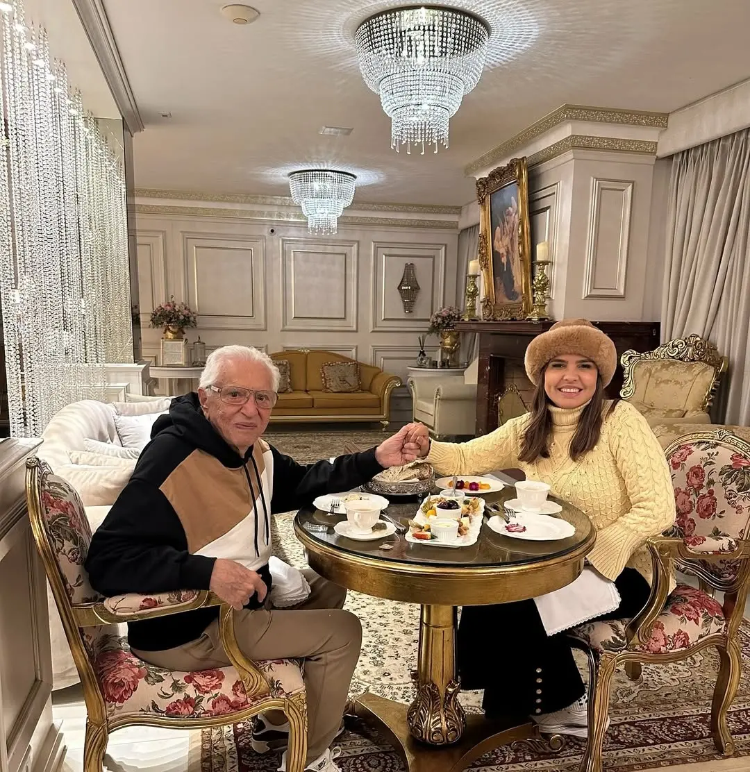Imagem da notícia: Apresentador Carlos Alberto de Nóbrega comemora bodas de sete anos com esposa
