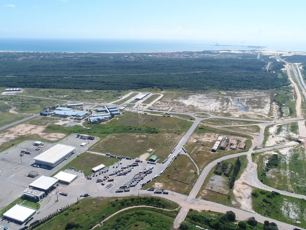 Foto que contém a vista aérea da Zona de Processamento de Exportação (ZPE) no Complexo Industrial e Portuário do Pecém (Cipp)