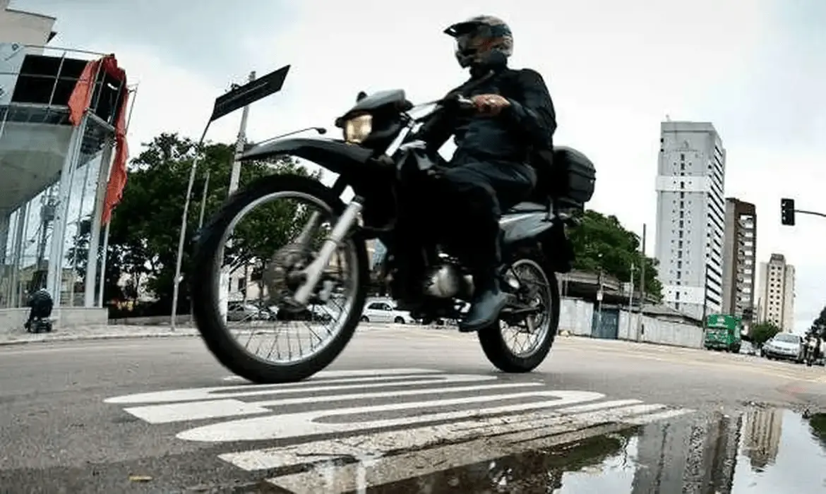 Imagem da notícia Vereadores de Juazeiro do Norte aprovam projeto que regulariza a prática do 'grau' de moto na cidade