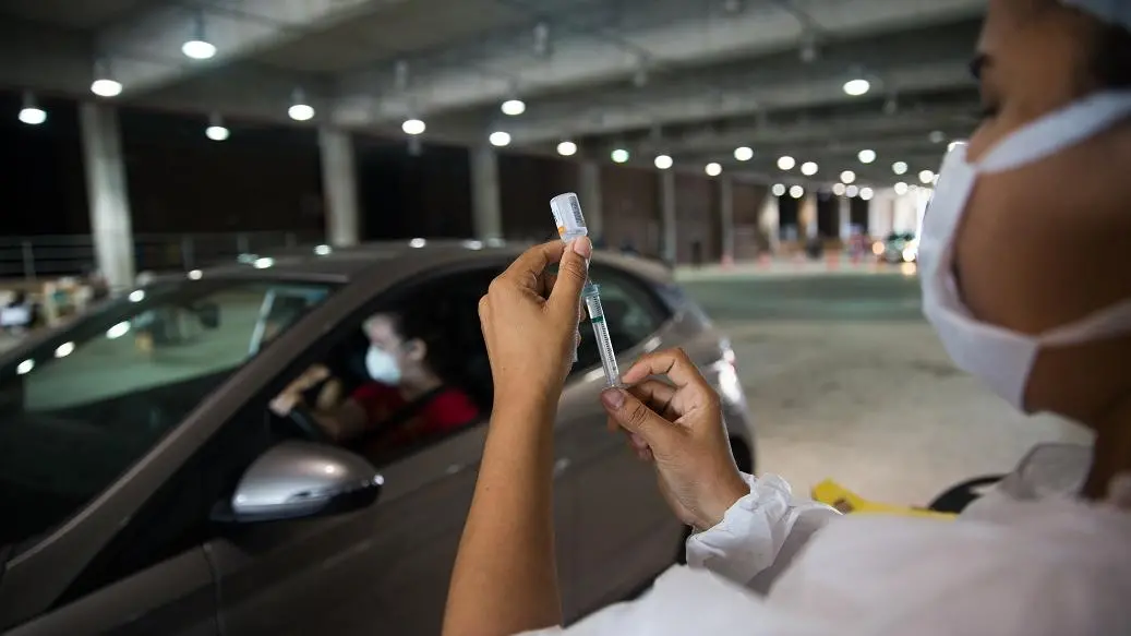 Imagem da notícia: Vacinas para todos os públicos são ofertadas em drive-thru no Centro de Eventos do Ceará