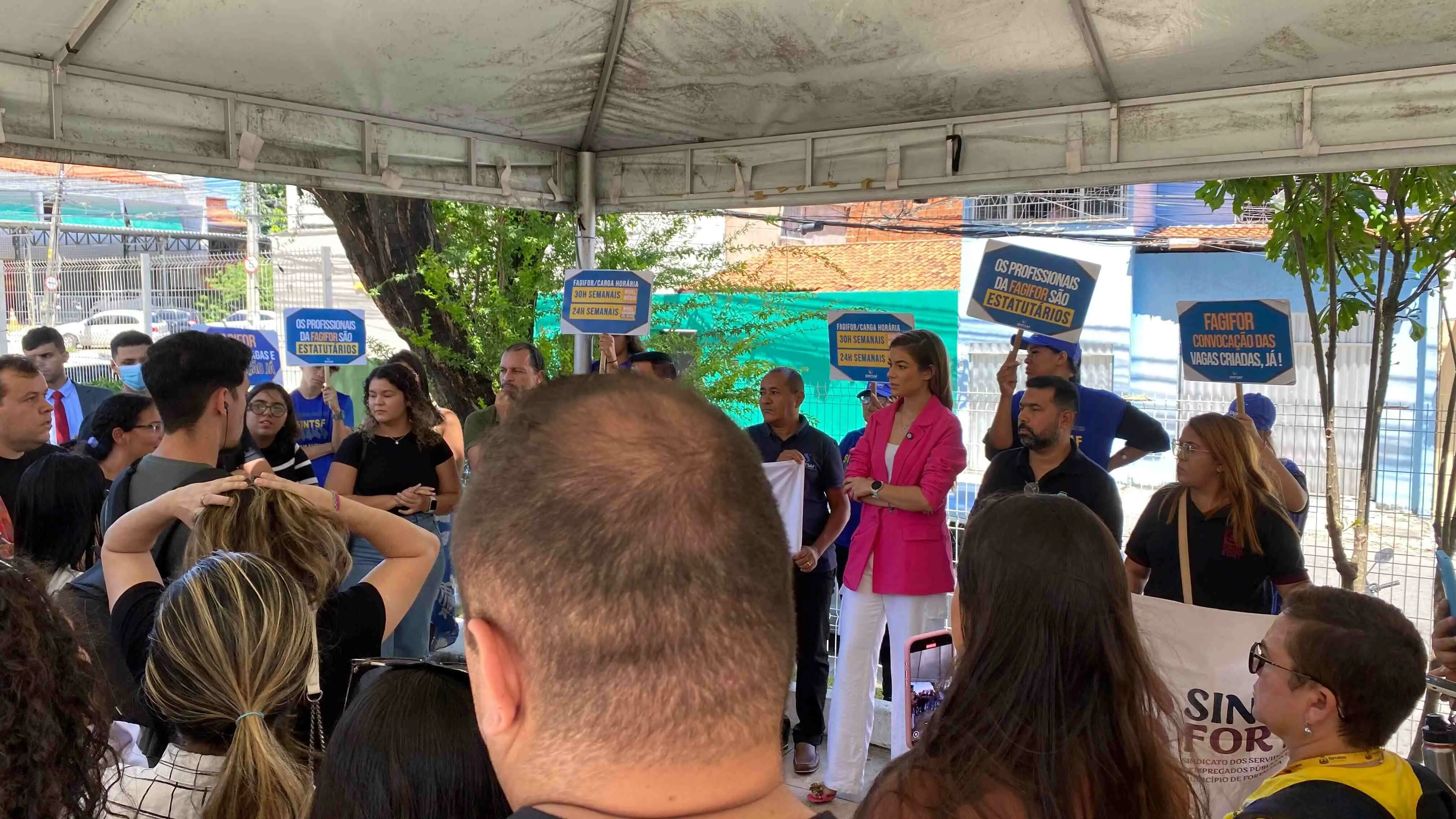 Imagem da notícia: Funcionários da extinta Fagifor protestam na CMFor por isonomia e participação na troca do regime