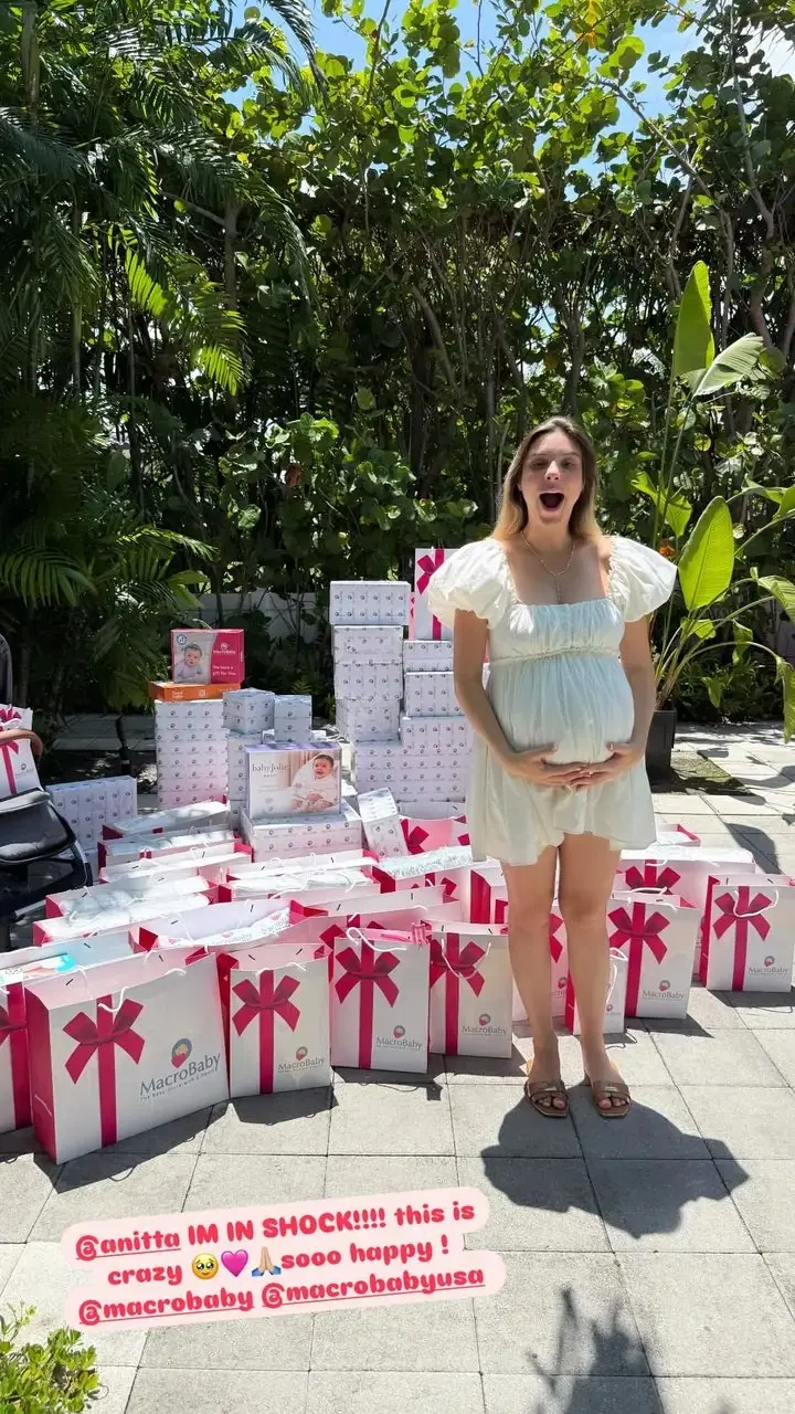 Imagem da notícia Anitta manda caminhão cheio de presentes para afilhada, em Miami