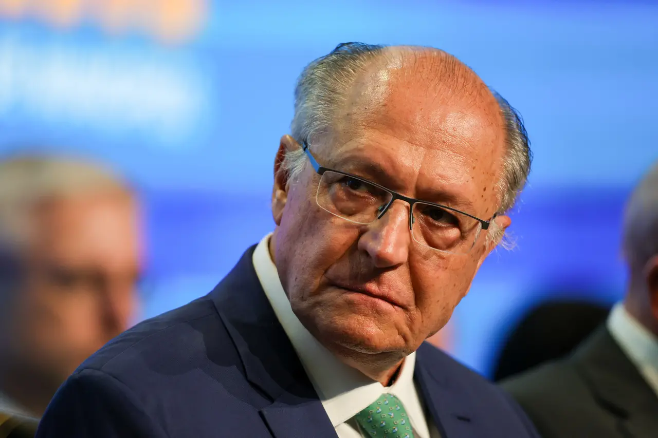 Imagem da notícia: Geraldo Alckmin tem mal-estar e é internado às pressas em hospital de Brasília 