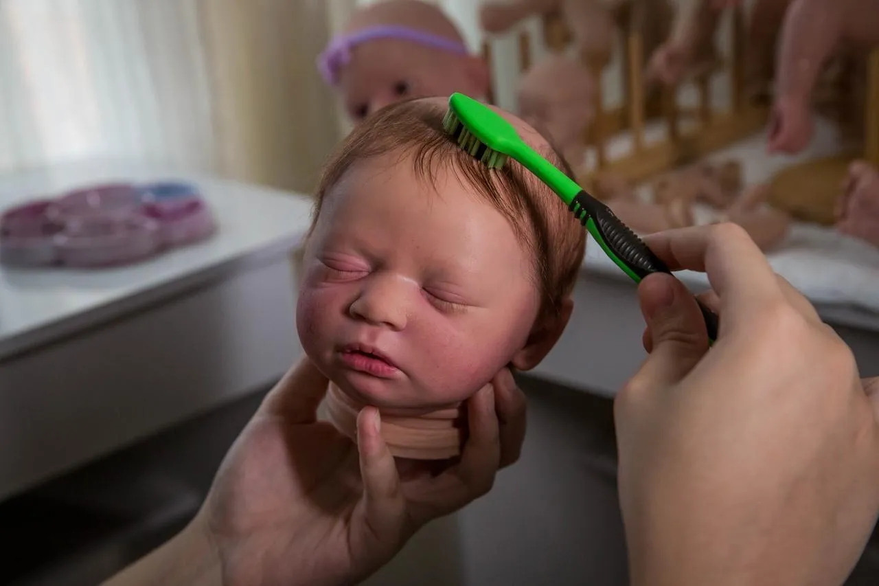 Os “bebês reborn” transformaram-se em objetos de desejo, colecionáveis e obras de arte, refletindo uma sociedade que valoriza a personalização e o exclusivismo