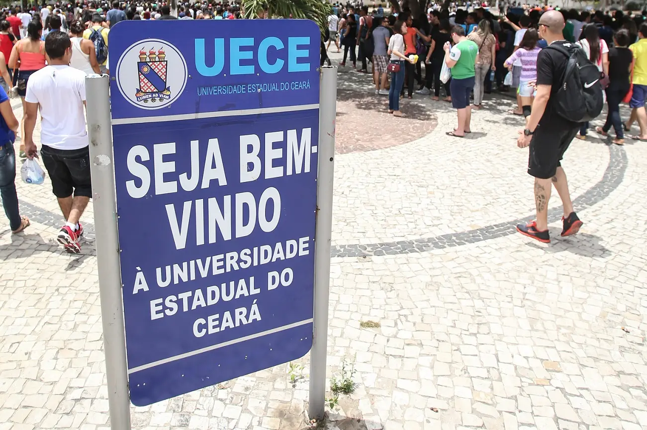 Imagem da notícia: Em meio à carência de docentes, Elmano anuncia convocação de mais professores para a Uece