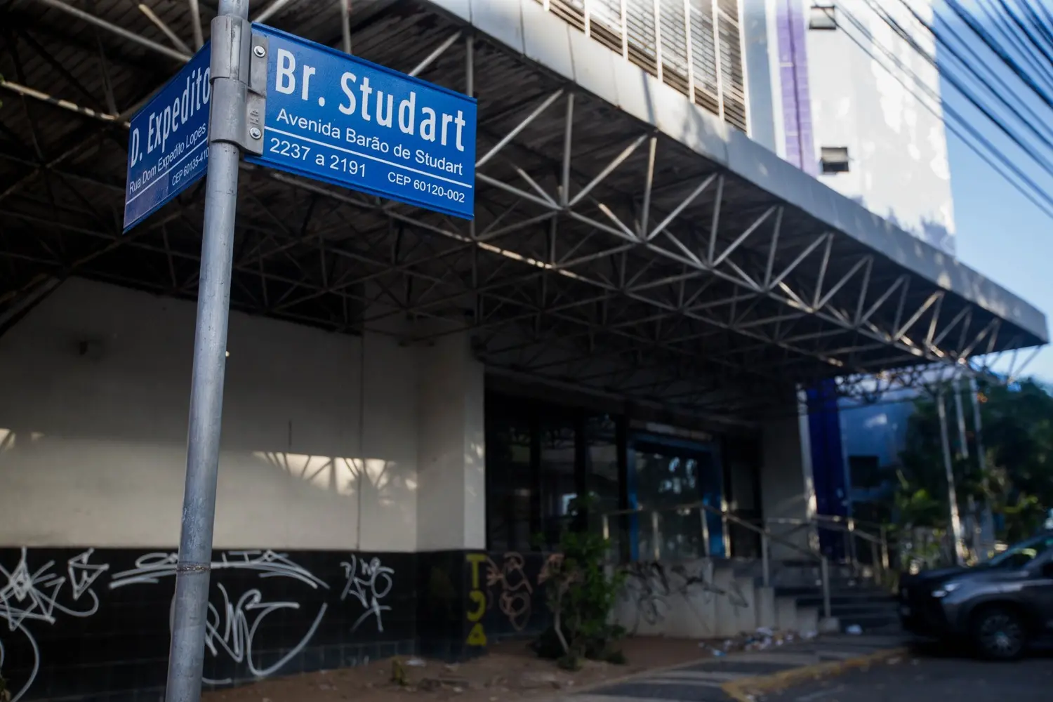 Imagem da notícia: Comércio na Avenida Barão de Studart fica estagnado e convive com declínio de grandes marcas