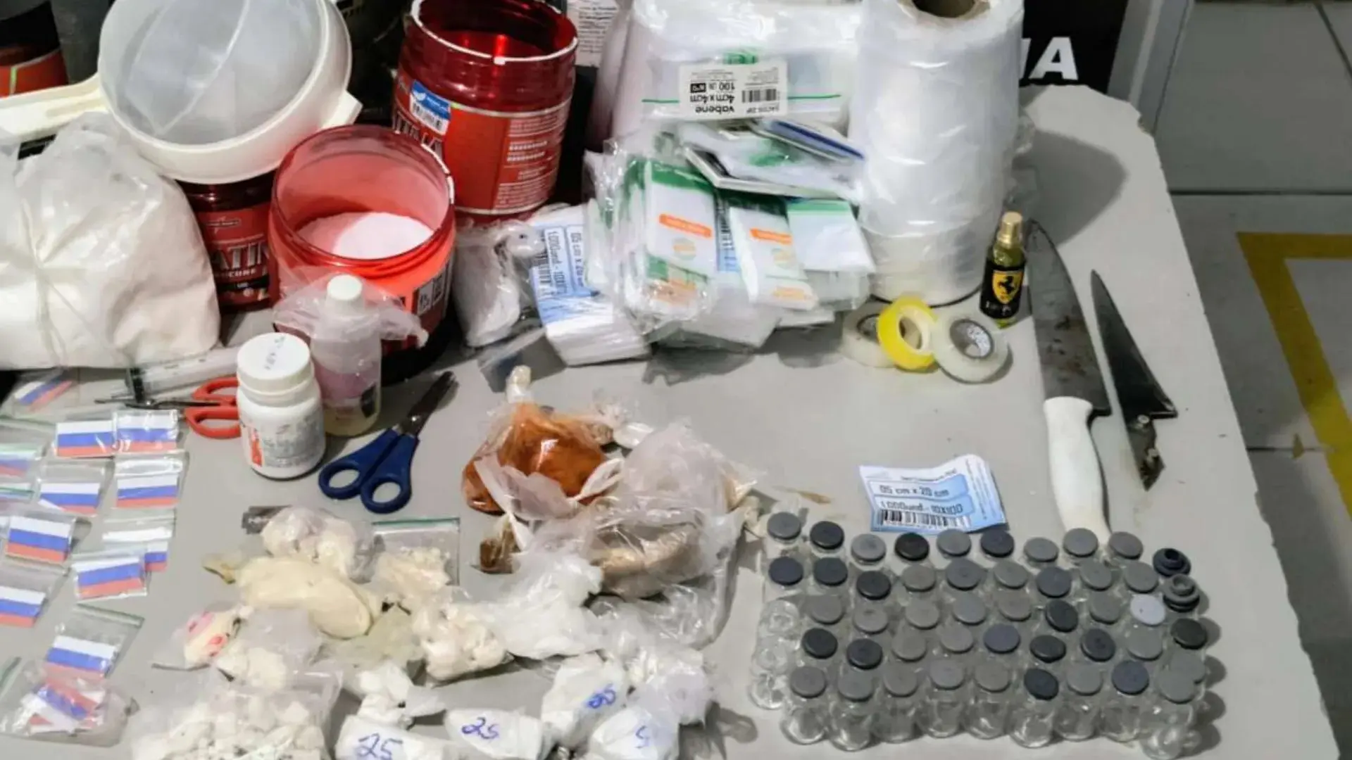 Imagem da notícia: Polícia prende chefe do Comando Vermelho no litoral de Caucaia e desativa laboratório de drogas 