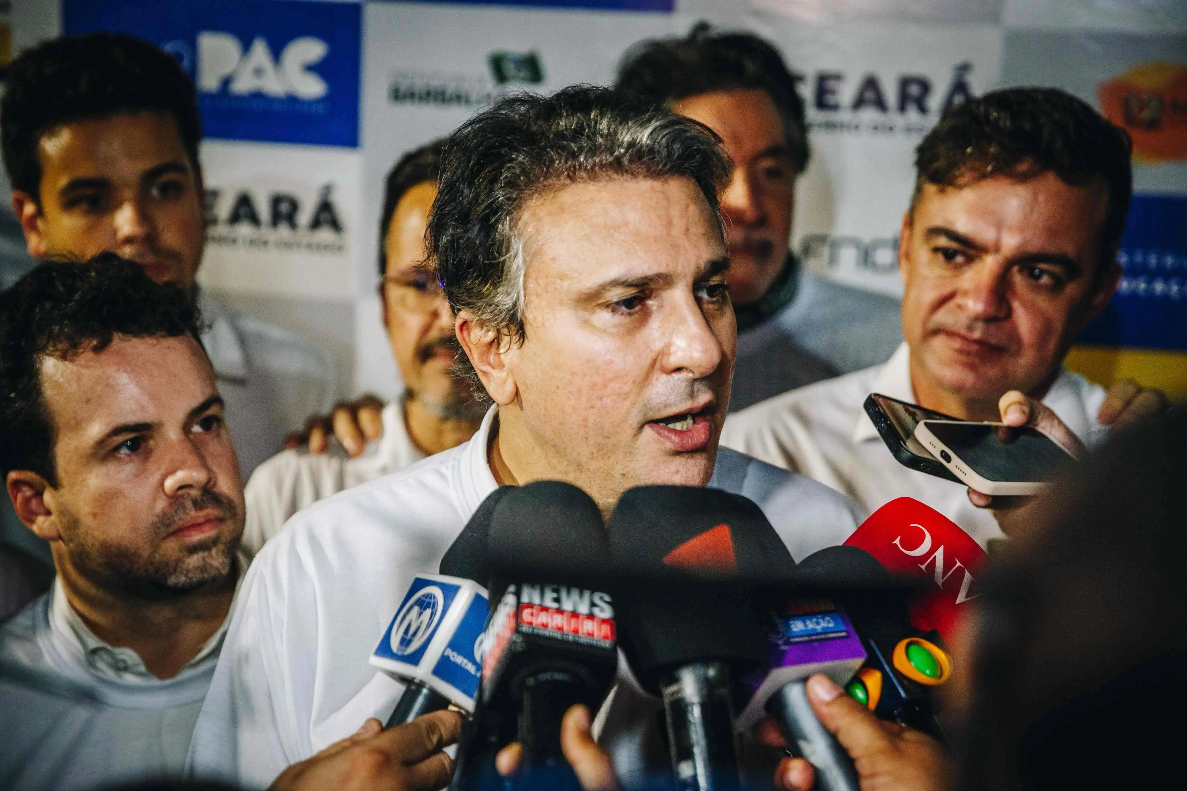 Imagem da notícia: 'Me admiro muito', ironiza Camilo sobre aproximação de Roberto Cláudio e Ciro com PL no Ceará