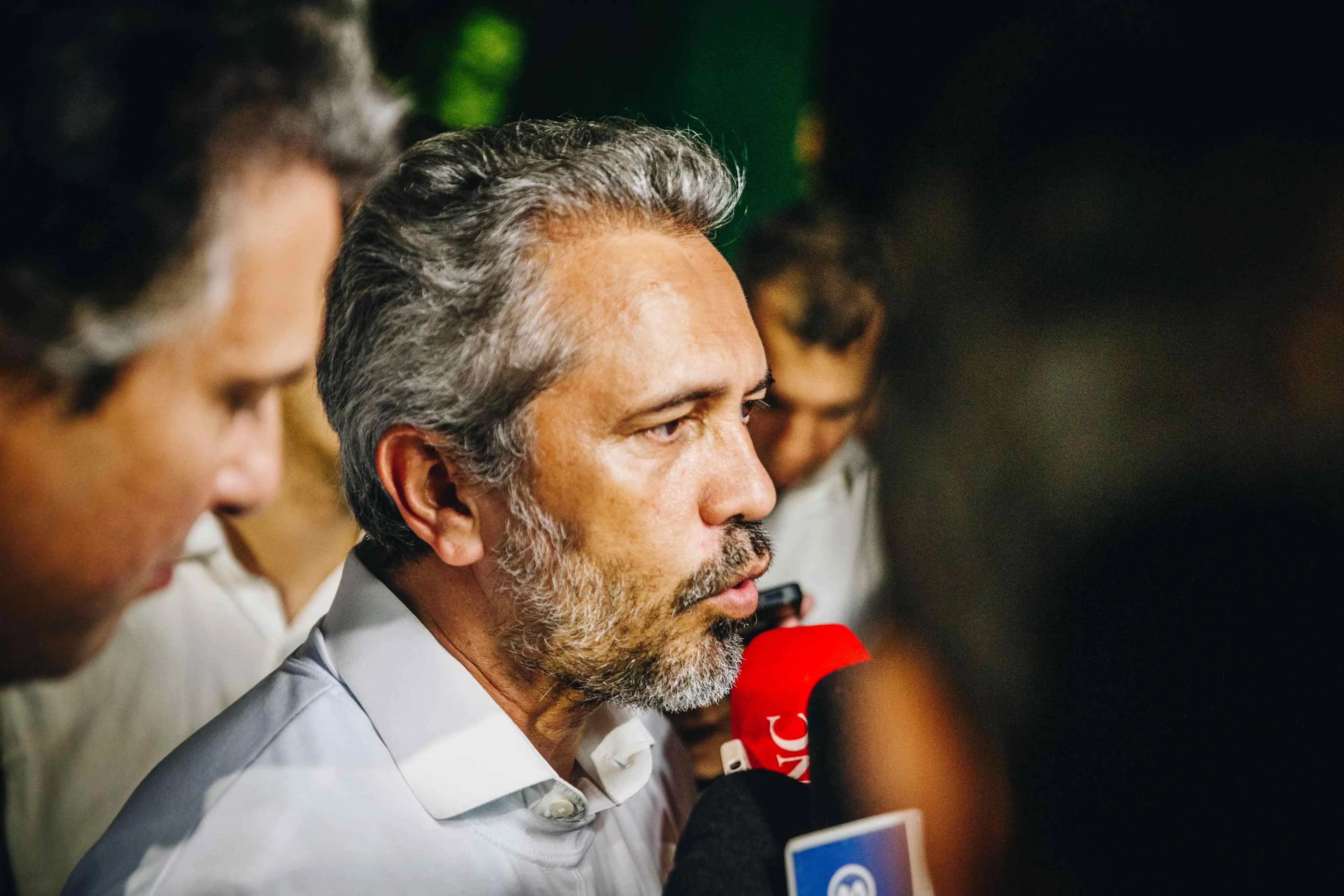 Imagem da notícia: Elmano diz que os eleitores vão julgar em 2026 'quem se abraça com bolsonaristas'