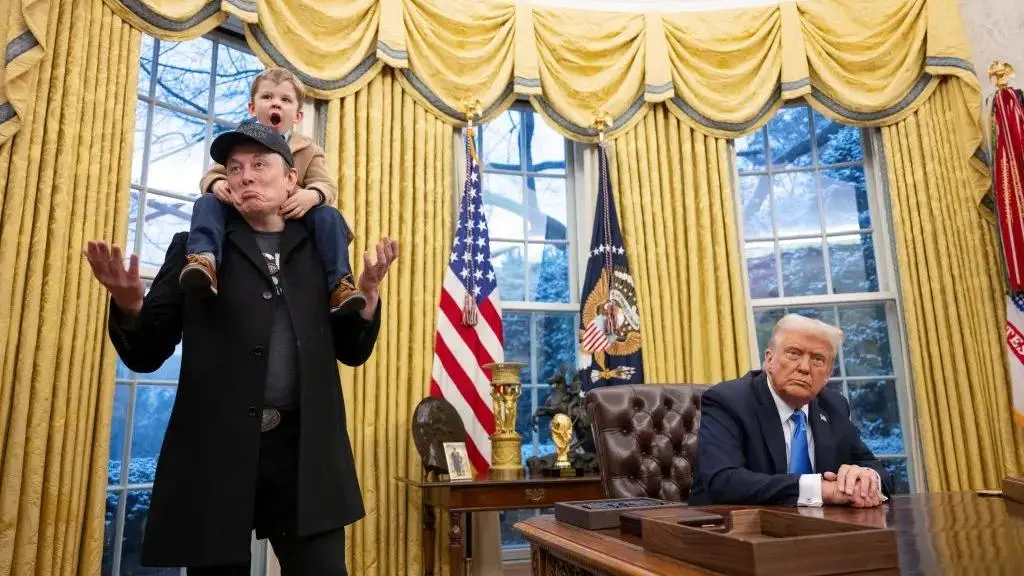 foto de elon musk com criança e ao lado de Donald Trump