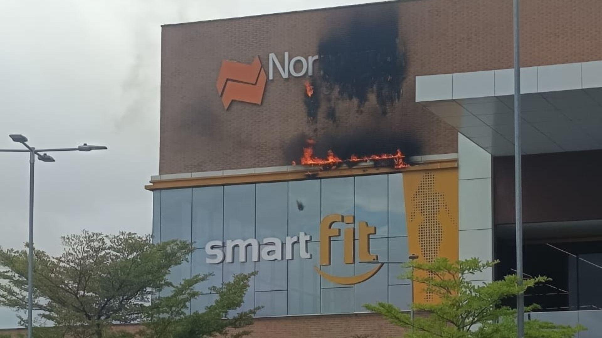 Imagem da notícia: Princípio de incêndio atinge fachada de shopping em Maracanaú; ninguém ficou ferido
