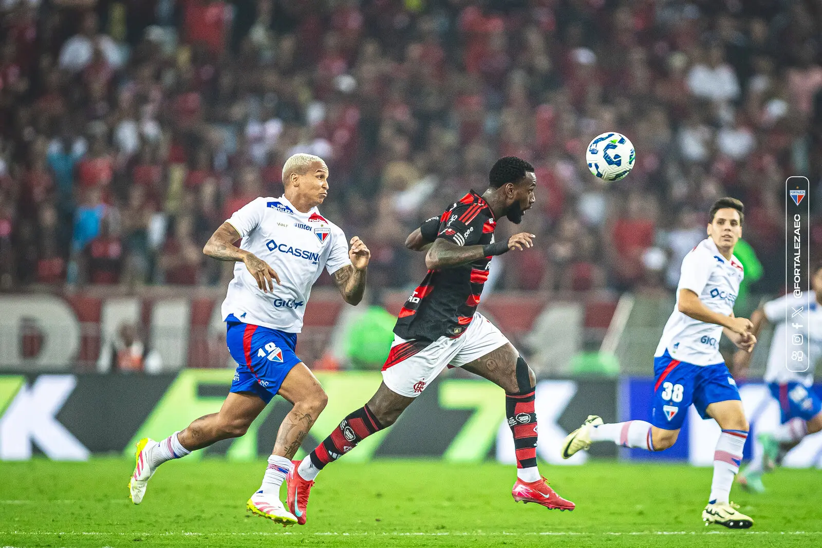 Atletas de Fortaleza e Flamengo disputam bola em jogo no Maracanã