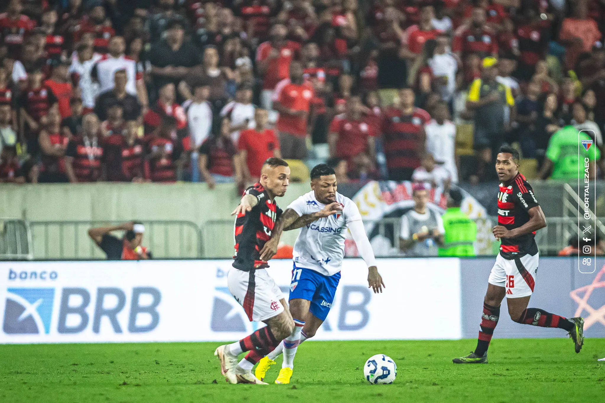 Marinho em disputa de bola com Cebolinha em Flamengo x Fortaleza