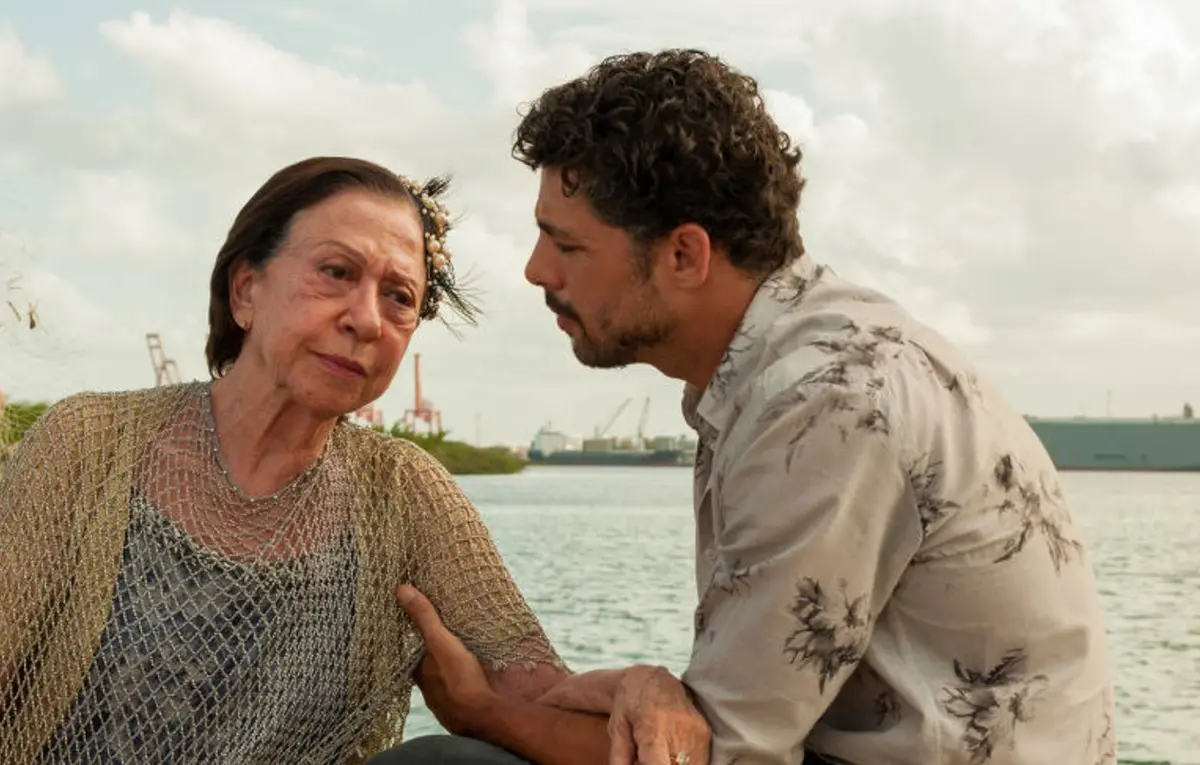 Cauá Reymond segura no braço de Fernanda Montenegro, em cena do filme Piedade