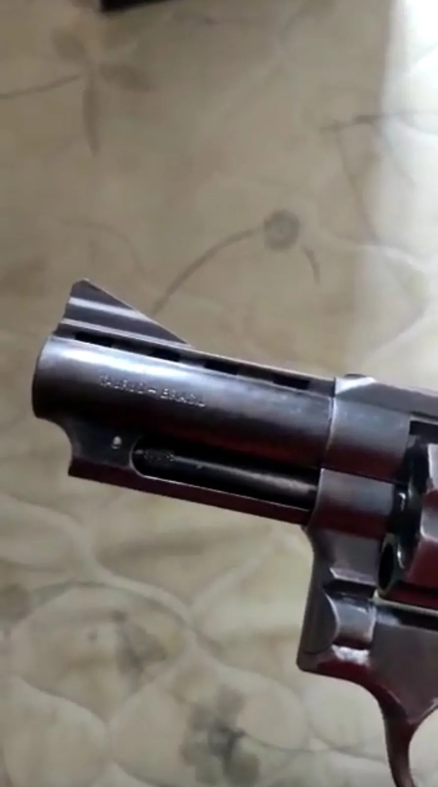 O sargento mandava fotos e vídeos oferecendo as armas via Whatsapp
