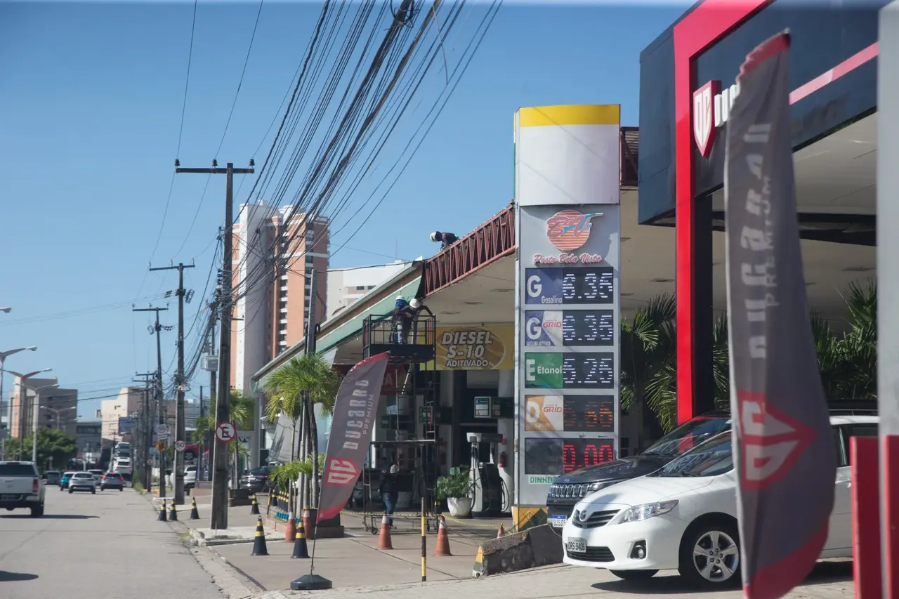Imagem da notícia: Gasolina fica até R$ 0,12 mais barata em Fortaleza após corte da Petrobras nas refinarias