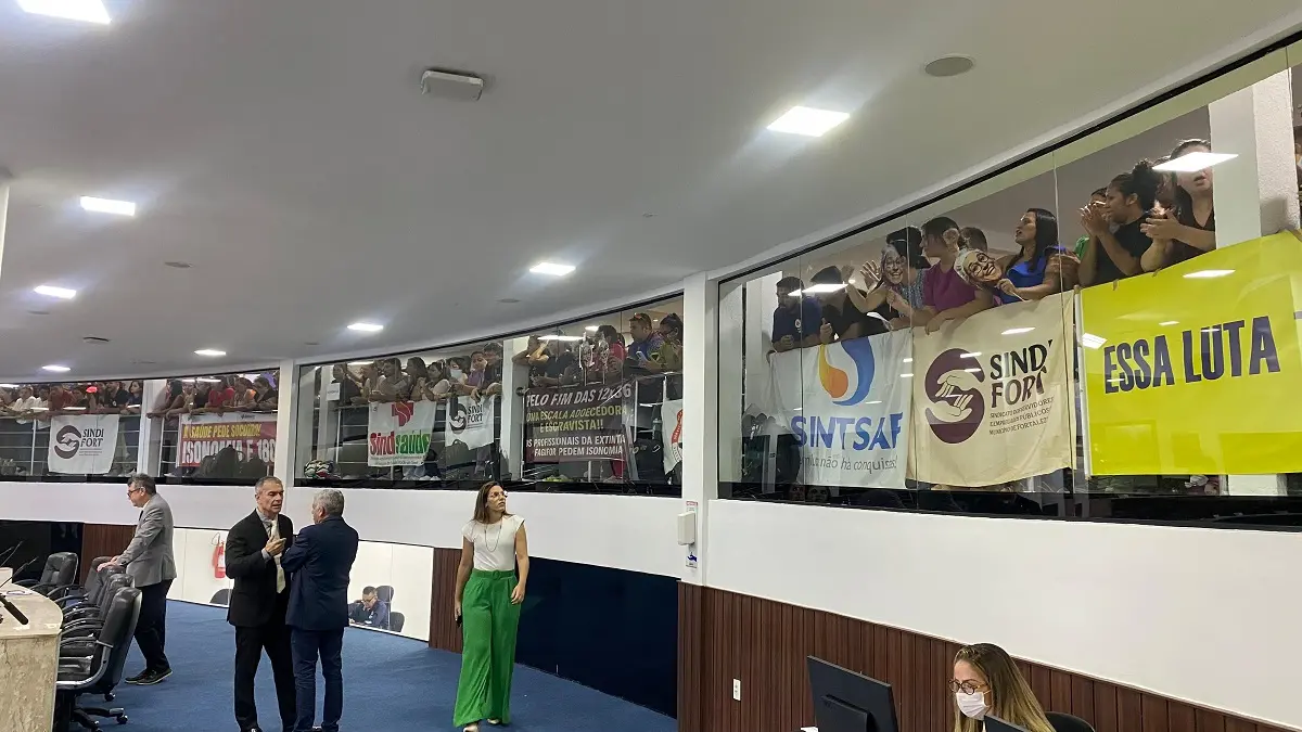 Imagem da notícia: Câmara de Fortaleza tem protestos e galeria lotada para debate sobre empregados da extinta Fagifor