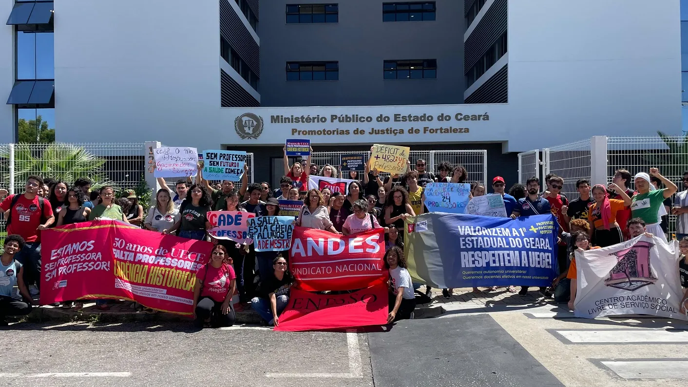 Estudantes e professores protestaram em frente à Sede das Promotorias do MPCE, no bairro Luciano Cavalcante