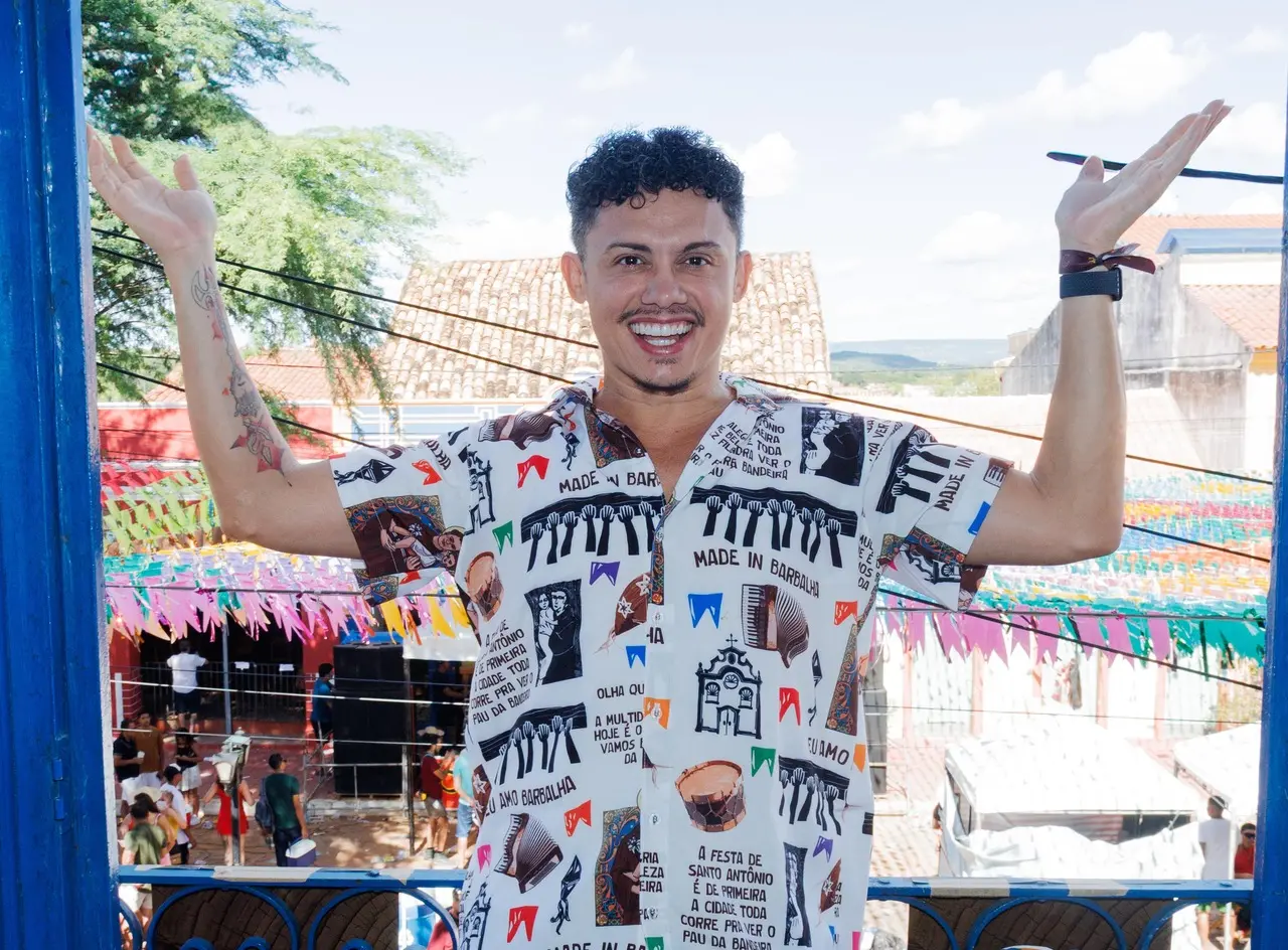 Ator Silvero Pereira durante os festejos do Pau da Bandeira em Barbalha