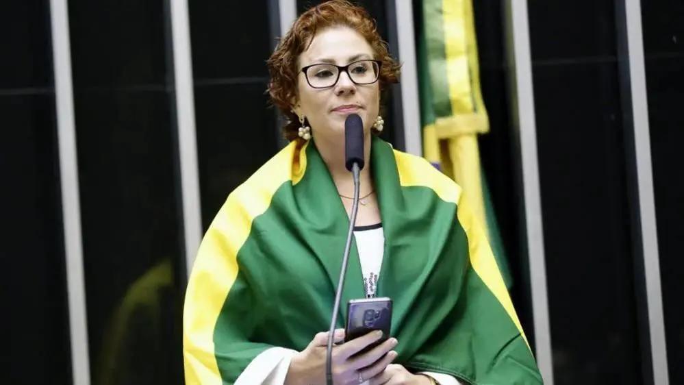 Imagem da notícia: Meta bloqueia perfis de Carla Zambelli nas redes socias após determinação de Moraes