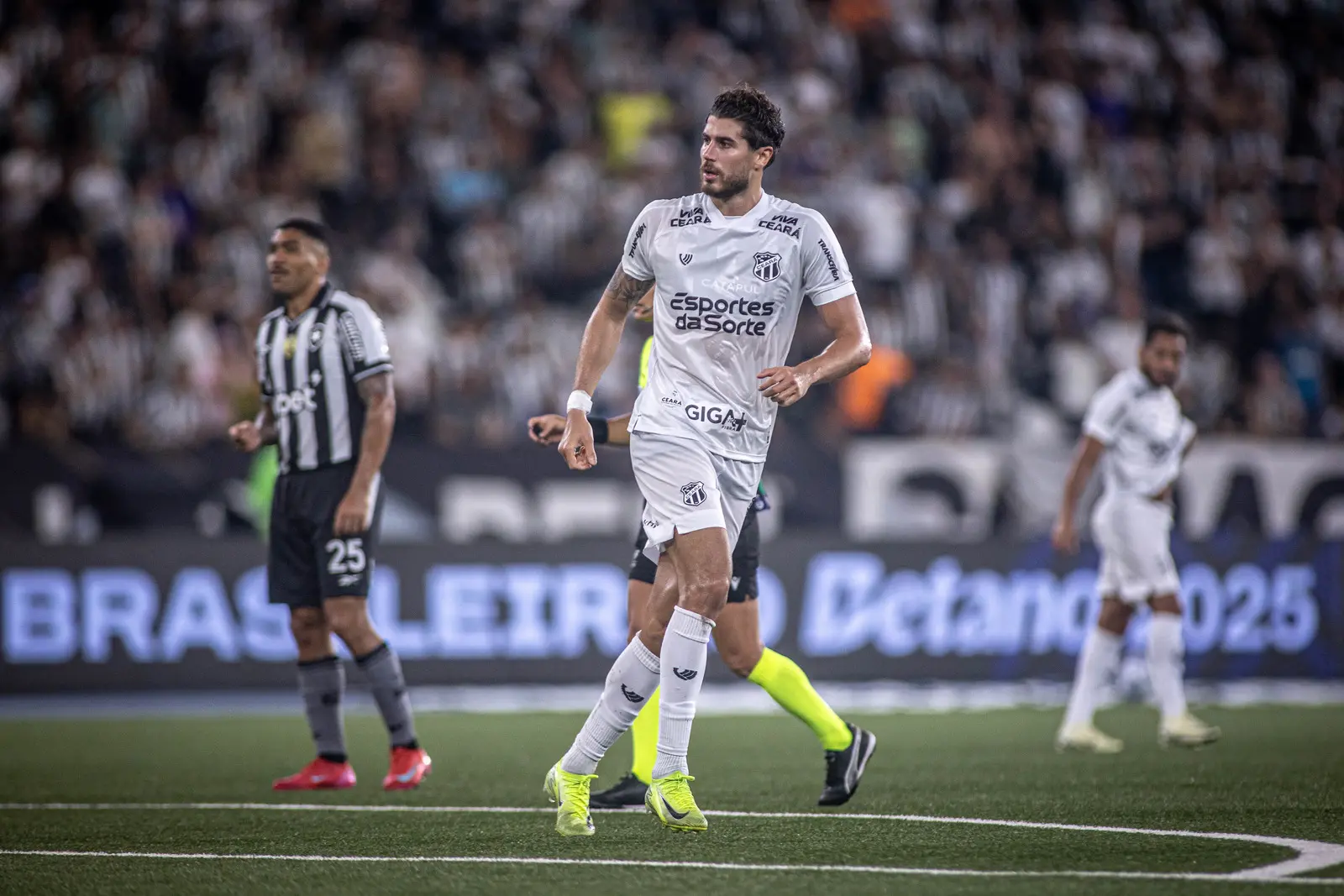 Imagem da notícia Falhas individuais custam pontos do Ceará contra o Botafogo na Série A