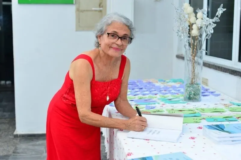 Imagem da notícia: Escritora cearense de 71 anos perde toda a produção literária em notebook furtado