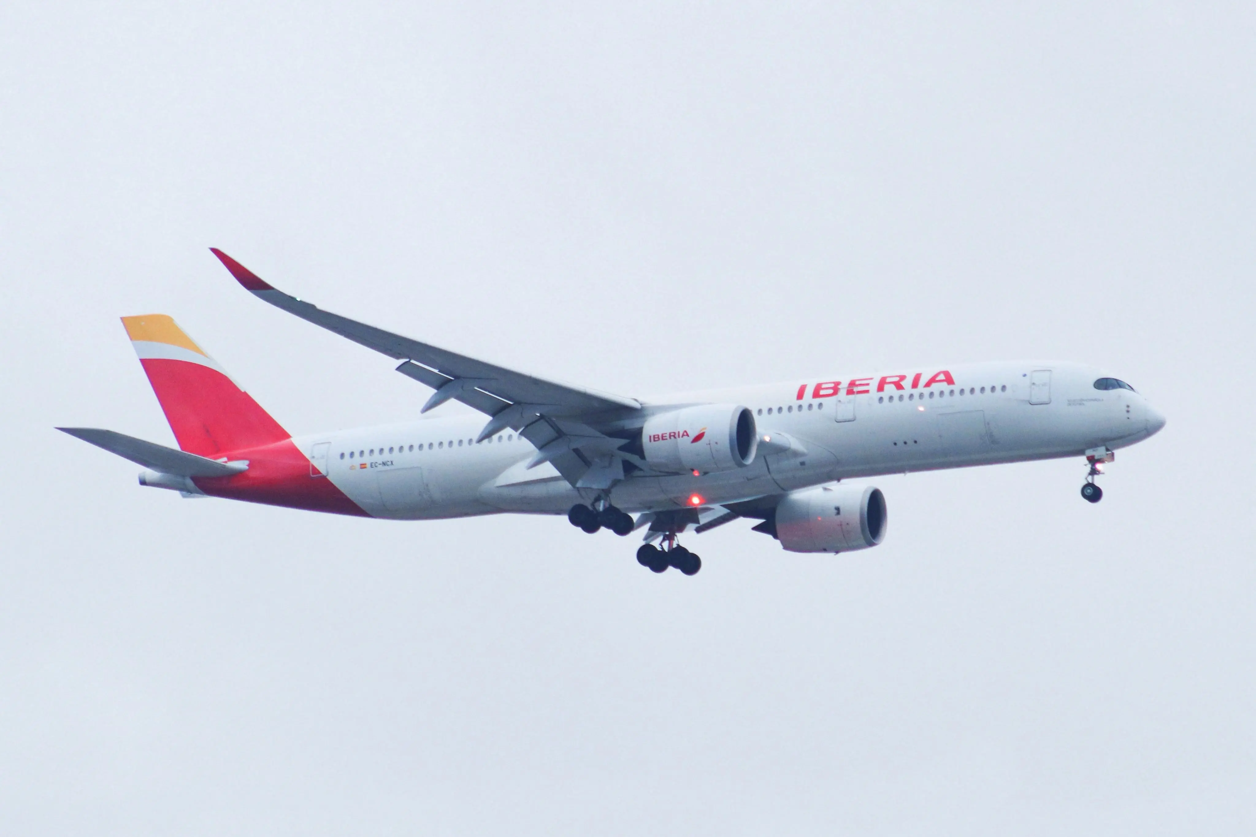 imagem de avião da companhia iberia pousando no aeroporto de fortaleza