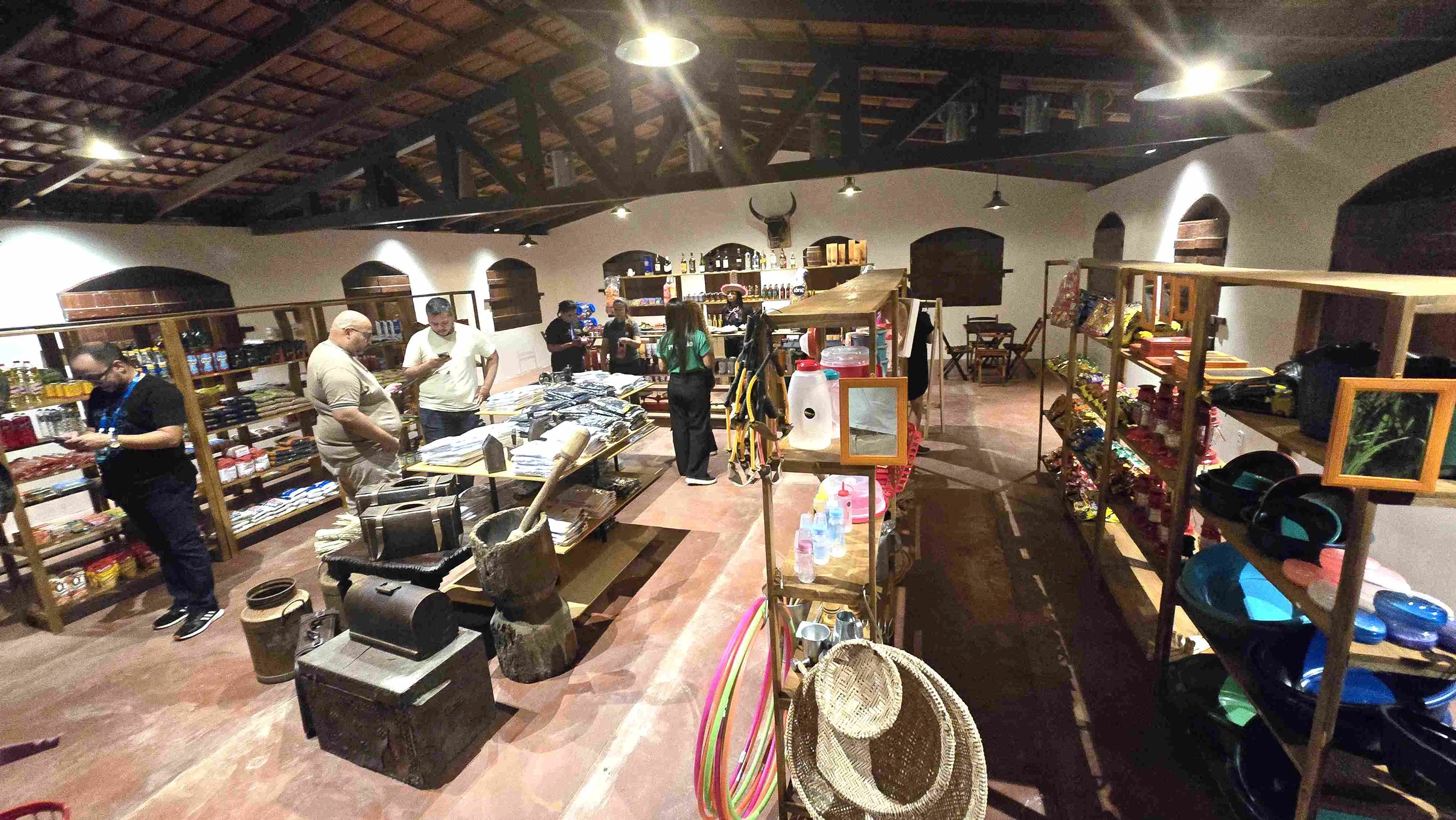 Uma típica bodega do interior foi montada na cidade do forró. O espaço leva o nome do irmão de Dorgival Dantas, uma homenagem do sanfoneiro