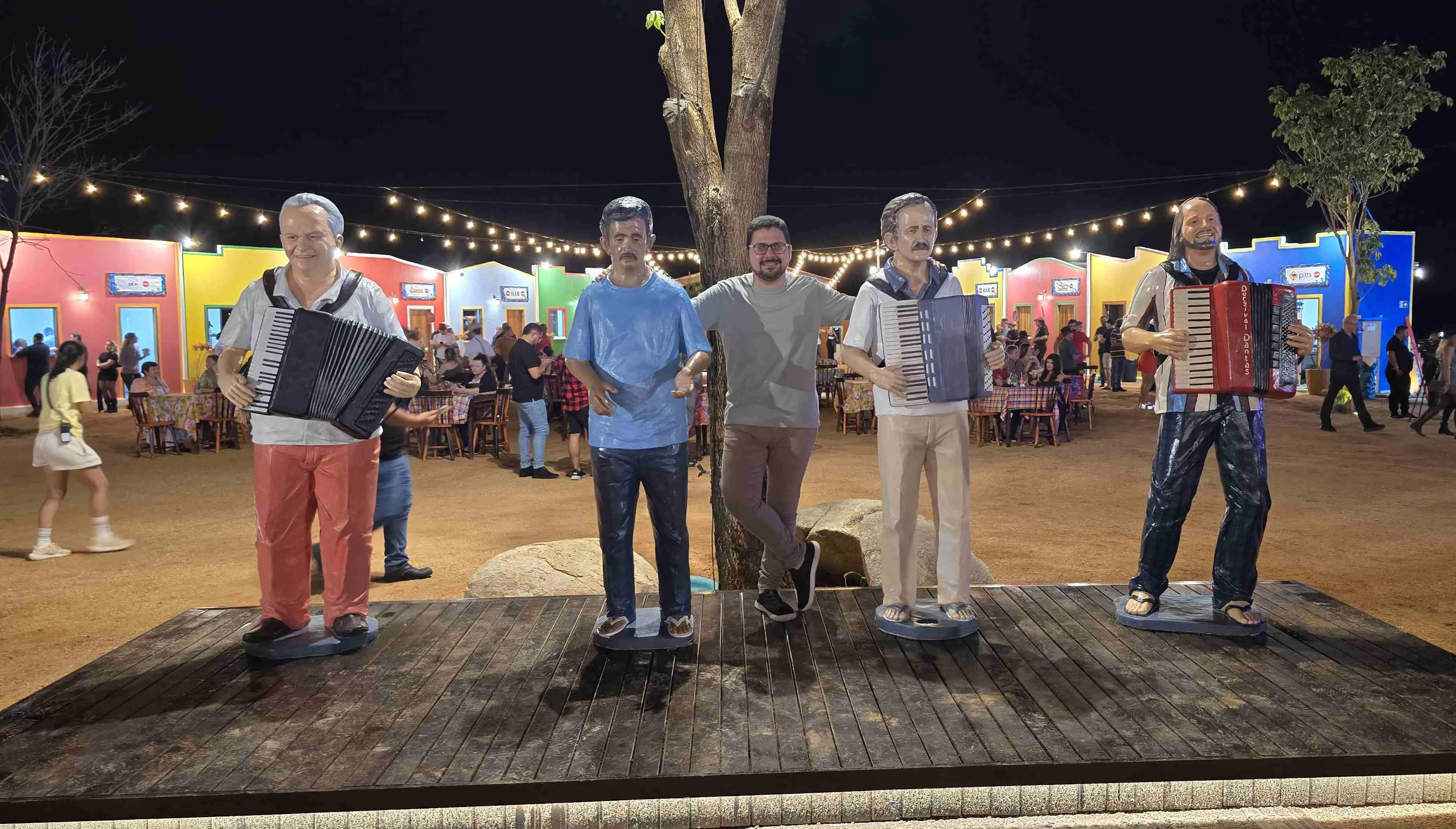 Bonecos em tamanho real de grandes nomes do forró estão expostos em cidade do forró