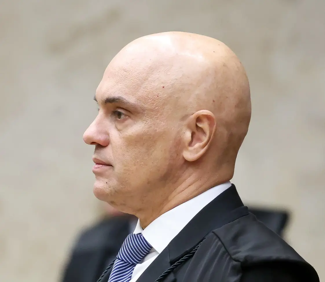 Imagem da notícia: Moraes determina prisão definitiva de Carla Zambelli e notifica Câmara sobre perda de mandato