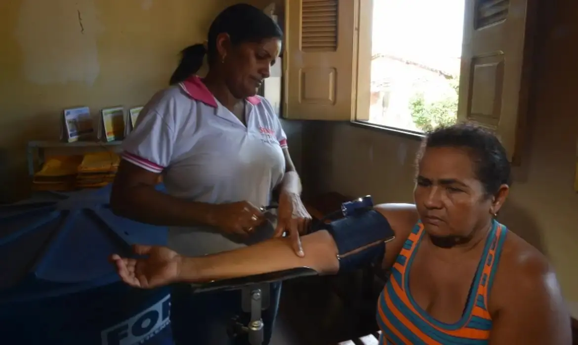 Imagem da notícia: Seleção pública oferta 500 vagas para médicos da atenção primária; saiba mais 